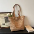 Chic borsa tote in paglia intrecciata con manici in pelle, perfetta per la spiaggia e look casual. - Kaki