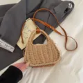 Geweven strooien handtas voor dames, chic zomermanden tas met bruine lederen schouderband en handvat. - Khaki