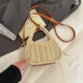 Zomerse geweven stro handtas voor vrouwen, chique mandtas met bruine lederen schouderband. - Broken Wit