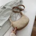 Borsa a tracolla in paglia chic da donna, borsa a mezzaluna alla moda per estate. - Kaki