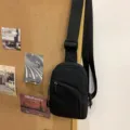 Bolso de pecho negro minimalista, bolso cruzado informal de nailon para hombres y mujeres uso diario. - Negro