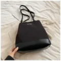 Borsa a spalla nera con fantasia a cuori rossi e fiocco per donna stile quotidiano - Cuore Nero