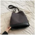 Borsa shopper casual da donna con motivo a cuori, fondo in pelle nera e fiocco argentato. - Cuore Grigio