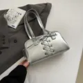 Silberne Metallic Schultertasche mit stylischer Front Schnürung und Schleife für Damen City Tasche. - Silber
