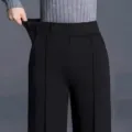 Detailansicht der schwarzen High-Waist-Hose mit elastischem Bund für besten Komfort. - S / Schwarz