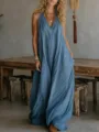 Detalle de vestido largo holgado sin mangas casual, fondo interior de madera rústica acogedora. - Azul zafiro