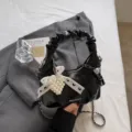 Μαύρη γυαλιστερή τσάντα χεριού hobo με κρεμαστό μαργαριτάρι και αλυσίδα για κομψές γυναίκες. - Με Μενταγιόν / Μαύρο