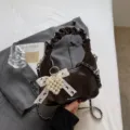 Σικ γυναικεία τσάντα χιαστί από λουστρίνι με αλυσίδα και κρεμαστό φιόγκο πέρλας. - Με Μενταγιόν / Καφέ