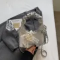 Ασημένια μεταλλική σουρωτή τσάντα χειρός με κρεμαστό καρδιά από πέρλες και αλυσίδα γυναικεία - Με Μενταγιόν / Ασημί