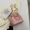 Élégant sac à dos rose pour femme avec chaîne tendance sac à bandoulière voyage de loisir. - Rose