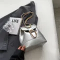 Petit sac à dos de mode argenté avec bandoulière chaîne dorée, sac de voyage femme tendance. - Argent