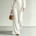 Detailansicht der eleganten Damen Samt Weites Bein Hosen mit hohem Bund und Kordelzug. - XS / Unterteile / Weiß
