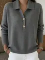 Nahaufnahme des grauen Strick-Polopullovers mit halber Knopfleiste und geripptem Saum. - S / Grau