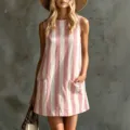 Vista dettagliata del vestito mini smanicato a righe rosa e bianche con tasche anteriori. - bianco-rosa