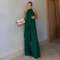 Vista dettagliata dell'elegante top smanicato verde scuro con collo halter e pantaloni ampi. - XS / Set / Verde scuro