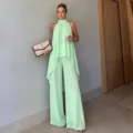 Dettaglio del set top halter e pantaloni larghi verde menta, elegante abbigliamento estivo. - XS / Set / Verde chiaro