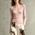 Rosa geripptes Langarmshirt mit V-Ausschnitt, zarter Spitze, elegante schmale Passform. - Rosa