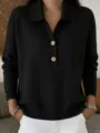 Gros plan détail du pull polo noir pour femme avec patte à boutons et finitions côtelées. - S / Noir