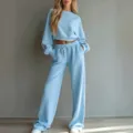 Hellblauer lässiger Zweiteiler mit einem kurzen Langarmshirt und weiten Hosen für Damen. - XS / Oberteil und Hose / Himmelblau