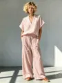 Detailansicht des eleganten Leinen V-Ausschnitt Kurzarm Tops und Weitbein Hosen Sets. - Hellrosa