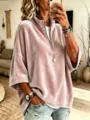 Vista dettagliata del top in velluto con mezza zip in rosa, che mette in mostra la sua morbida. - Taglia S / Top / Rosa