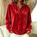 Samt Kapuzenpullover Detail mit weicher Textur, Frontknöpfen und bequemer Kapuze für Damen. - Rot