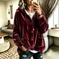 Damen Samt Kapuzenjacke Detail, lässige Langarm Knopfjacke in edler Weinrot Farbe. - S / Oberteile / Burgunderrot