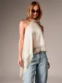 Satin Haltertop mit asymmetrischem Spitzensaum zeigt feine Stofftextur und elegante Details. - XS / Oberteile / Champagner