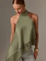 Modisches ärmelloses Satin-Haltertop für Damen mit elegantem asymmetrischem Spitzensaum. - XS / Oberteile / Grün