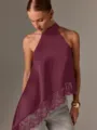Burgunderrotes Satin Haltertop mit stilvollem asymmetrischem Spitzensaum und ärmellosem Design. - Burgunderrot