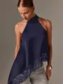 Dunkelblauer Satin-Top mit Halfter und asymmetrischer Spitzenborte fuer die Sommer-Mode. - Marineblau