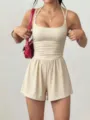 Gros plan détaillé du combi-short beige élégant à licou avec taille froncée et short. - Abricot