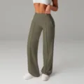 Pantaloni da yoga a zampa verde oliva a vita alta incrociata con piega centrale e tasche. - Taglia S / Marrone roccia