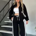 Stilvoller schwarz-weißer zweiteiliger Trainingsanzug für Damen für Freizeit und Sport. - S / Oberteil und Hose / Schwarz