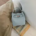 Hellblaue Litschi Muster Leder Eimer Tasche, stilvolle Handtasche mit Schultergurt. - Blau Ohne Anhänger