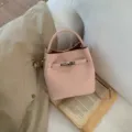 Rosa Umhängetasche im Eimer Stil aus feinem Kunstleder, modische Handtasche für Damen. - Rosa Ohne Anhänger