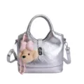 Borsa a secchiello metallica argentata da donna, elegante borsa a tracolla con ciondolo cucciolo. - Argento (Con Ciondolo)