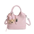 Elegante borsa a secchiello in pelle rosa da donna, carina borsa a tracolla con ciondolo in peluche. - Rosa con ciondolo