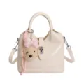 Borsa secchiello beige da donna con ciondolo peluche cucciolo carino e chiusura in metallo tracolla - Bianco con ciondolo