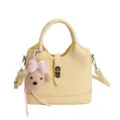 Borsa a secchiello da donna in pelle gialla alla moda con simpatico portachiavi orsetto. - Giallo con Ciondolo