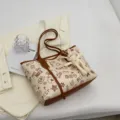 Μεγάλη γυναικεία τσάντα shopper με γκράφιτι, κομψή καφέ δερμάτινη τσάντα ώμου για καθημερινή χρήση. - Με Μεταλλικό Στολίδι / Καφέ