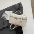 Elegante bolso caja blanco de cuero sintético, bolso cruzado y de hombro para mujeres. - Sin colgante / Blanco Roto