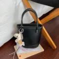 Stilvolle schwarze Eimerhandtasche mit Litchimuster und Pferdedekor für den Damenalltag. - Eimertasche (BXQD-2858) / Schwarz