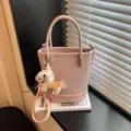 Rosa Litschi Eimer Tasche mit Pferdeanhänger, elegante Schulter- und Umhängetasche für Damen. - Eimertasche (BXQD-2858) / Rosa