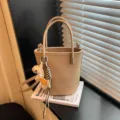 Beige Eimer Tasche aus Litschimuster Leder mit Henkel und Schulterriemen für Damen. - Eimertasche (BXQD-2858) / Khaki
