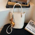 Weisse Echtsleder-Optik Eimer Handtasche mit Griff und Schultergurt fur eleganten Damen Alltag. - Eimertasche (BXQD-2858) / Weiß