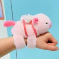 Lindo pulsera slap de felpa de capibara rosa con cola de cuerda para la muñeca. - Cola Giratoria de Cuerda / Rosa