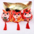 Set de peluche año del caballo 2026, linda mascota del zodiaco colgante con borlas rojas. - Rojo