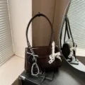 Κομψή σκούρα καφέ τσάντα ώμου από λουστρίνι με κομψούς φιόγκους και διακοσμητικές πέρλες. - Με Διακοσμητικό / Καφέ