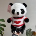 Detalle del tierno peluche de panda con pelaje suave y un suéter rojo con corazón. - Panda con jersey de corazón con borde rojo / 25cm